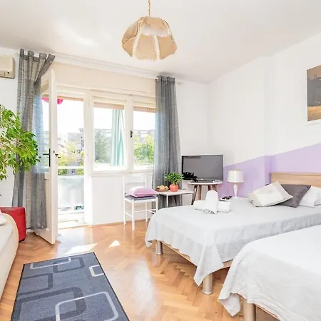 Apartment Center With Balcony *